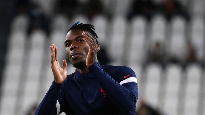 France's midfielder Paul Pogba applauds prior to the UEFA Nations League semi-final football match between Belgium and France at the Juventus stadium in Turin, on October 7, 2021. (Photo by FRANCK FIFE / AFP) (Photo by FRANCK FIFE/AFP via Getty Images) Lloris allarma i fantallenatori: “Pogba al Mondiale? Possibilità compromesse” - immagine 1