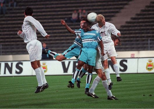 GERMANY - SEPTEMBER 30: UEFA - CUP 97/98 1860 MUENCHEN - JAZZ PORI/FIN 6:1; Jens JEREMIES/Abedi PELE/1860 (Mitte) SPIELSZENE (Photo by Peter Schatz/Bongarts/Getty Images) GERMANY - SEPTEMBER 30: UEFA - CUP 97/98 1860 MUENCHEN - JAZZ PORI/FIN 6:1; Jens JEREMIES/Abedi PELE/1860 (Mitte) SPIELSZENE (Photo by Peter Schatz/Bongarts/Getty Images)
