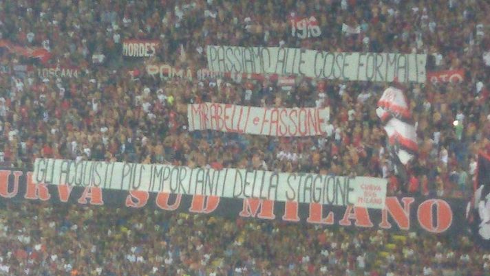 Lo striscione della Curva Sud per Mirabelli e Fassone