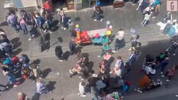 VIDEO Napoli, i tifosi si preparano per la festa al “Maradona” e invadono via Toledo