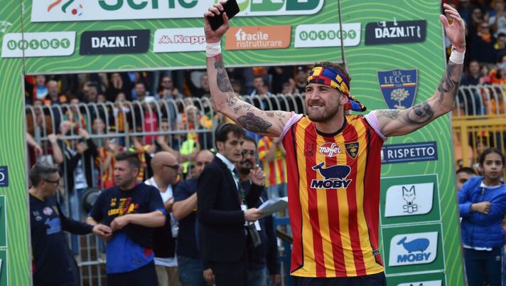 LECCE, ITALY - MAY 11: Andrea La Mantia of US Lecce celebrates second place in the Serie B championship and promotion in the Serie A championship after the Serie B match between US Lecce and AC Spezia at Stadio Via del Mare on May 12, 2019 in Lecce, Italy. (Photo by Giuseppe Bellini/Getty Images for Lega B) Tutto sul Lecce per il fantacalcio: le sorprese, gli acquisti intriganti, Mancosu, La Mantia…- immagine 1