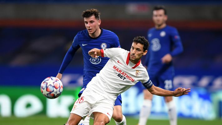 LONDON, ENGLAND - OCTOBER 20: Jesus Navas of Sevilla battles for possession with Mason Mount of Chelsea during the UEFA Champions League Group E stage match between Chelsea FC and FC Sevilla at Stamford Bridge on October 20, 2020 in London, England. Sporting stadiums around the UK remain under strict restrictions due to the Coronavirus Pandemic as Government social distancing laws prohibit fans inside venues resulting in games being played behind closed doors. (Photo by Mike Hewitt/Getty Images) La maledizione di Mount continua: la stellina del Chelsea è alla sesta finale consecutiva persa a Wembley! - immagine 1