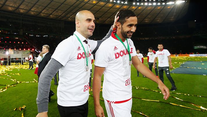 BERLIN, GERMANY - MAY 21: Pep Guardiola of Bayern Muenchen celebrates victory with Medhi Benatia after the DFB Cup final match between FC Bayern Muenchen and Borussia Dortmund at Olympiastadion on May 21, 2016 in Berlin, Germany. (Photo by Boris Streubel/Bongarts/Getty Images) Benatia: “Al Bayern nessuno sopra il club, al PSG importanti solo i giocatori…” - immagine 1