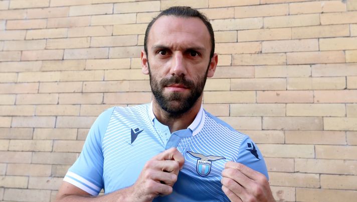 ROME, ITALY - SEPTEMBER 15: SS Lazio new signing Vedat Muriqi poses with new jersey after the medical test at Paideia hospital on September 15, 2020 in Rome, Italy. (Photo by Paolo Bruno/Getty Images) ROME, ITALY - SEPTEMBER 15: SS Lazio new signing Vedat Muriqi poses with new jersey after the medical test at Paideia hospital on September 15, 2020 in Rome, Italy. (Photo by Paolo Bruno/Getty Images)