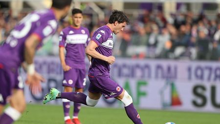 FLORENCE, ITALY - OCTOBER 24: Dusan Vlahovic of ACF Fiorentina scores a goal during the Serie A match between ACF Fiorentina and Cagliari Calcio at Stadio Artemio Franchi on October 24, 2021 in Florence, Italy. (Photo by Gabriele Maltinti/Getty Images) FLORENCE, ITALY - OCTOBER 24: Dusan Vlahovic of ACF Fiorentina scores a goal during the Serie A match between ACF Fiorentina and Cagliari Calcio at Stadio Artemio Franchi on October 24, 2021 in Florence, Italy. (Photo by Gabriele Maltinti/Getty Images)