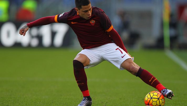 ROME, ITALY - NOVEMBER 29: Juan Iturbe of AS Roma in action during the Serie A match between AS Roma and Atalanta BC at Stadio Olimpico on November 29, 2015 in Rome, Italy. (Photo by Paolo Bruno/Getty Images) ROME, ITALY - NOVEMBER 29: Juan Iturbe of AS Roma in action during the Serie A match between AS Roma and Atalanta BC at Stadio Olimpico on November 29, 2015 in Rome, Italy. (Photo by Paolo Bruno/Getty Images)
