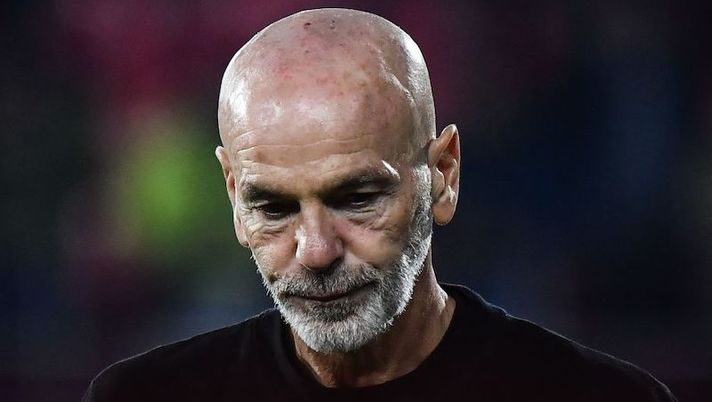 AC Milan's Italian coach Stefano Pioli looks on prior to the Italian Serie A football match between Cremonese and AC Milan on November 8, 2022 at the Giovanni-Zini stadium in Cremona. (Photo by Filippo MONTEFORTE / AFP) (Photo by FILIPPO MONTEFORTE/AFP via Getty Images) Pioli: “Sono qui a parlare perché devo, ora bisogna stare zitti e lavorare” - immagine 1