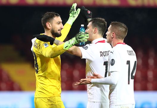 Gigio Donnarumma esulta con Conti e Romagnoli dopo la vittoria del Milan a Benevento Gigio Donnarumma esulta con Conti e Romagnoli dopo la vittoria del Milan a Benevento
