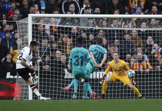 VALENCIA, SPAIN - JANUARY 25: Maximiliano Gomez of Valencia scores his team's second goal during the La Liga match between Valencia CF and FC Barcelona at Estadio Mestalla on January 25, 2020 in Valencia, Spain. (Photo by Eric Alonso/Getty Images) VALENCIA, SPAIN - JANUARY 25: Maximiliano Gomez of Valencia scores his team's second goal during the La Liga match between Valencia CF and FC Barcelona at Estadio Mestalla on January 25, 2020 in Valencia, Spain. (Photo by Eric Alonso/Getty Images)