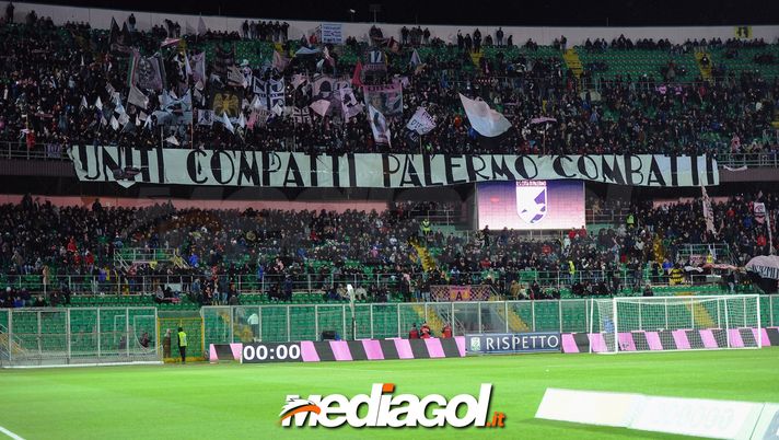 PALERMO, ITALY - FEBRUARY 15: Fans of Palermo show their support during the Serie B match between US Citta di Palermo and Brescia at Stadio Renzo Barbera on February 15, 2019 in Palermo, Italy. (Photo by Getty Images/Getty Images)  PALERMO, ITALY - FEBRUARY 15: Fans of Palermo show their support during the Serie B match between US Citta di Palermo and Brescia at Stadio Renzo Barbera on February 15, 2019 in Palermo, Italy. (Photo by Getty Images/Getty Images)