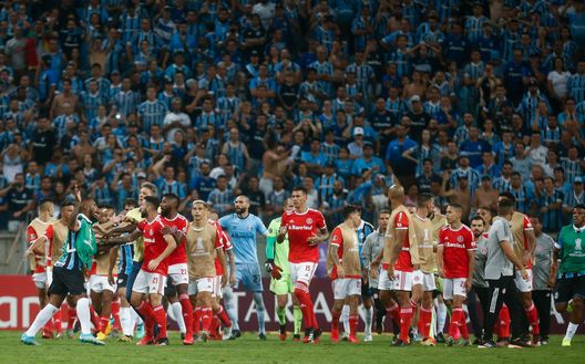 PORTO ALEGRE, BRAZIL - MARCH 12: Paulo Miranda of Gremio (L) argues with players of Internacional during the match for the Copa CONMEBOL Libertadores 2020 at Arena do Gremio on March 12, 2020 in Porto Alegre, Brazil. (Photo by Bruna Prado/Getty Images) 