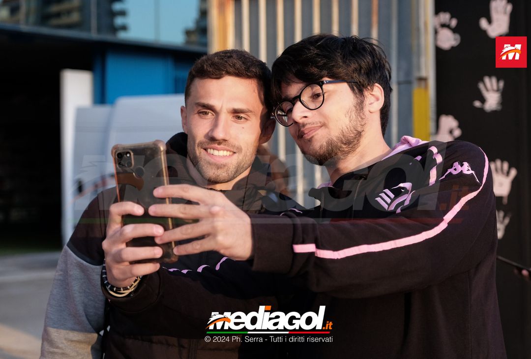 FOTO PALERMO: I giocatori del Palermo scattano selfie con i tifosi (GALLERY) - immagine 32