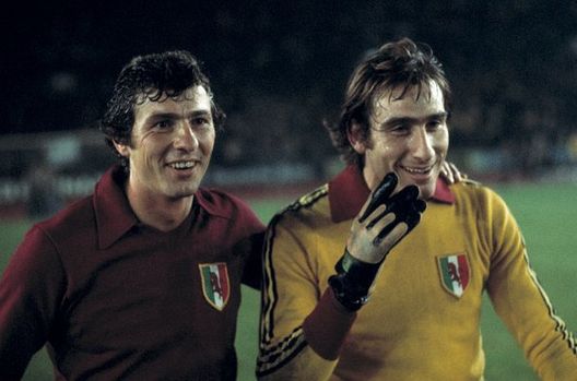 Roberto Mozzini (a sinistra) e Francesco Graziani (a destra, negli insoliti panni del portiere) durante la partita di Coppa Campioni tra Torino e B. Monchengladbach (1976) Roberto Mozzini (a sinistra) e Francesco Graziani (a destra, negli insoliti panni del portiere) durante la partita di Coppa Campioni tra Torino e B. Monchengladbach (1976)