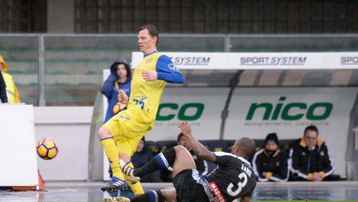 VERONA, ITALY - FEBRUARY 05: Nicolas Frey (L) of AC ChievoVerona competes with Santos Samir Caetano De Souza of Udinese Calcio during the Serie A match between AC ChievoVerona and Udinese Calcio at Stadio Marc'Antonio Bentegodi on February 5, 2017 in Verona, Italy. (Photo by Dino Panato/Getty Images) VERONA, ITALY - FEBRUARY 05: Nicolas Frey (L) of AC ChievoVerona competes with Santos Samir Caetano De Souza of Udinese Calcio during the Serie A match between AC ChievoVerona and Udinese Calcio at Stadio Marc'Antonio Bentegodi on February 5, 2017 in Verona, Italy. (Photo by Dino Panato/Getty Images)