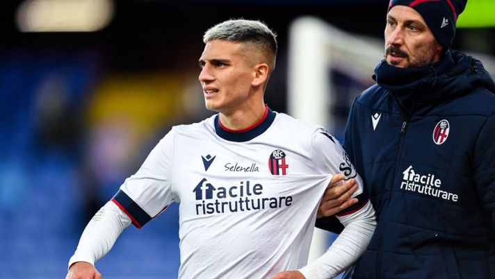GENOA, ITALY - NOVEMBER 7: Nicolas Dominguez of Bologna (L) leaves the pitch after suffering an injury during the Serie A match between UC Sampdoria and Bologna Fc at Stadio Luigi Ferraris on November 7, 2021 in Genoa, Italy. (Photo by Getty Images) Bologna, Dominguez torna in anticipo: le prossime tappe e la data cerchiata in rosso - immagine 1