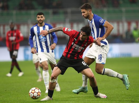 Sandro Tonali a contrasto. Sandro Tonali a contrasto.