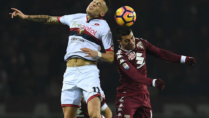 TURIN, ITALY - DECEMBER 22:  Iago Falque (R) of FC Torino goes up with Lucas Ocampos of Genoa CFC during the Serie A match between FC Torino and Genoa CFC at Stadio Olimpico di Torino on December 22, 2016 in Turin, Italy.  (Photo by Valerio Pennicino/Getty Images)
