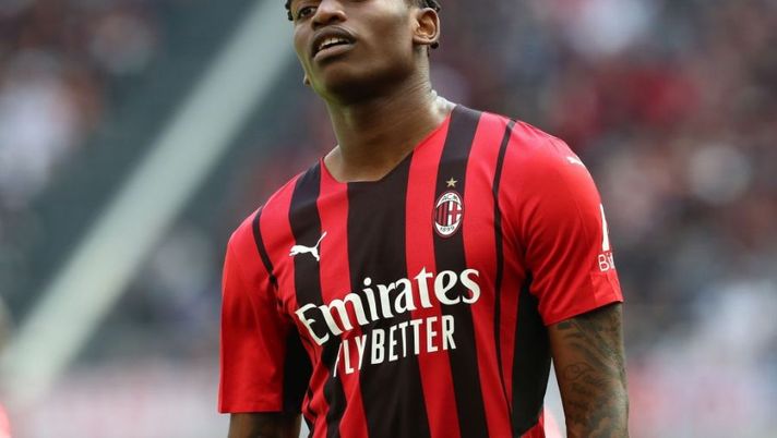 MILAN, ITALY - MAY 01: Rafael Leao of AC Milan looks on during the Serie A match between AC Milan and ACF Fiorentina at Stadio Giuseppe Meazza on May 01, 2022 in Milan, Italy. (Photo by Marco Luzzani/Getty Images) A.D. Sassuolo: “Chi toglierei al Milan? Leao, ma non so se oggi giocherebbe nel nostro attacco” - immagine 1