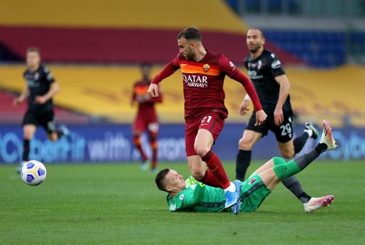  ROME, ITALY - APRIL 11: Borja Mayoral of A.S Roma scores their side's first goal past Lukasz Skorupski of Bologna F.C. 1909 during the Serie A match between AS Roma and Bologna FC at Stadio Olimpico on April 11, 2021 in Rome, Italy. Sporting stadiums around Italy remain under strict restrictions due to the Coronavirus Pandemic as Government social distancing laws prohibit fans inside venues resulting in games being played behind closed doors. (Photo by Paolo Bruno/Getty Images) 