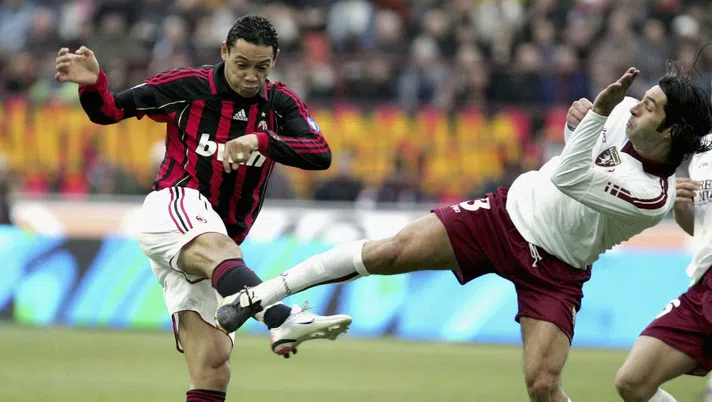 MILAN, ITALY ? DECEMBER 10: Ricardo Oliveira of AC Milan competes with Jacopo Balestri of Torino during the Serie A match between AC Milan and Torino at Giuseppe Meazza San Siro Stadium on December 10, 2006 in Milan, Italy. (Photo by Newpress/Getty Images)
