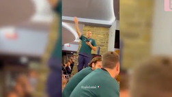 VIDEO Italia, rito di iniziazione per Toloi: canta “Io vagabondo” sulla sedia e le immagini diventano virali!