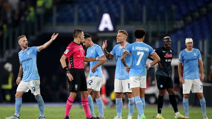 ROME, ITALY - SEPTEMBER 03: Referee Simone Sozza speaks with Ciro Immobile of SS Lazio during the Serie A match between SS Lazio and SSC Napoli at Stadio Olimpico on September 03, 2022 in Rome, Italy. (Photo by Paolo Bruno/Getty Images) Lazio-Napoli, la moviola: le proteste sul pareggio di Kim sono del tutto inutili - immagine 1