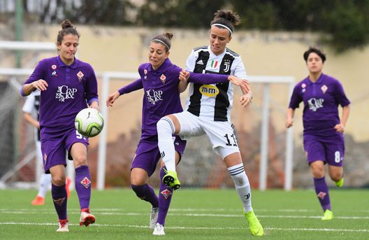 FLORENCE, ITALY - NOVEMBER 25: Barbara Bonansea of Juventus Women competes for the ball with Greta Adami of Fiorentina Women during the Women Serie a Match between Fiorentina and Juventus Women on November 25, 2018 in Florence, Italy. (Photo by Juventus FC/Juventus FC via Getty Images) Fiorentina Femminile, Greta Adami torna da ex al Bozzi con il suo Milan- immagine 2