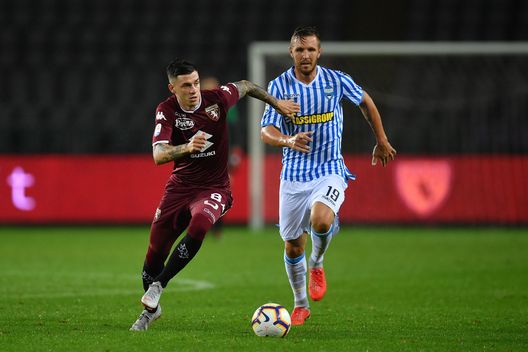  TURIN, ITALY - SEPTEMBER 02: Daniele Baselli (L) of Torino FC in action against Jasmin Kurtic of SPAL during the Serie A match between Torino FC and SPAL at Stadio Olimpico di Torino on September 2, 2018 in Turin, Italy. (Photo by Valerio Pennicino/Getty Images) 