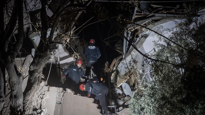 HATAY, TURKEY - FEBRUARY 20: Emergency services workers search a collapsed building for the bodies of three people killed after a new earthquake rattled the region on February 20, 2023 in Hatay, Turkey. The latest 6.4 magnitude earthquake came two weeks after a 7.8-magnitude quake struck the same area, killing more than 44,000 people in Turkey and Syria. (Photo by Chris McGrath/Getty Images)  turchia
