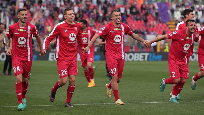 MONZA, ITALY - APRIL 23: Dany Mota Carvalho of AC Monza celebrates with his teammates following the Serie A match between AC Monza and ACF Fiorentina at Stadio Brianteo on April 23, 2023 in Monza, Italy. (Photo by Emilio Andreoli/Getty Images) Roma