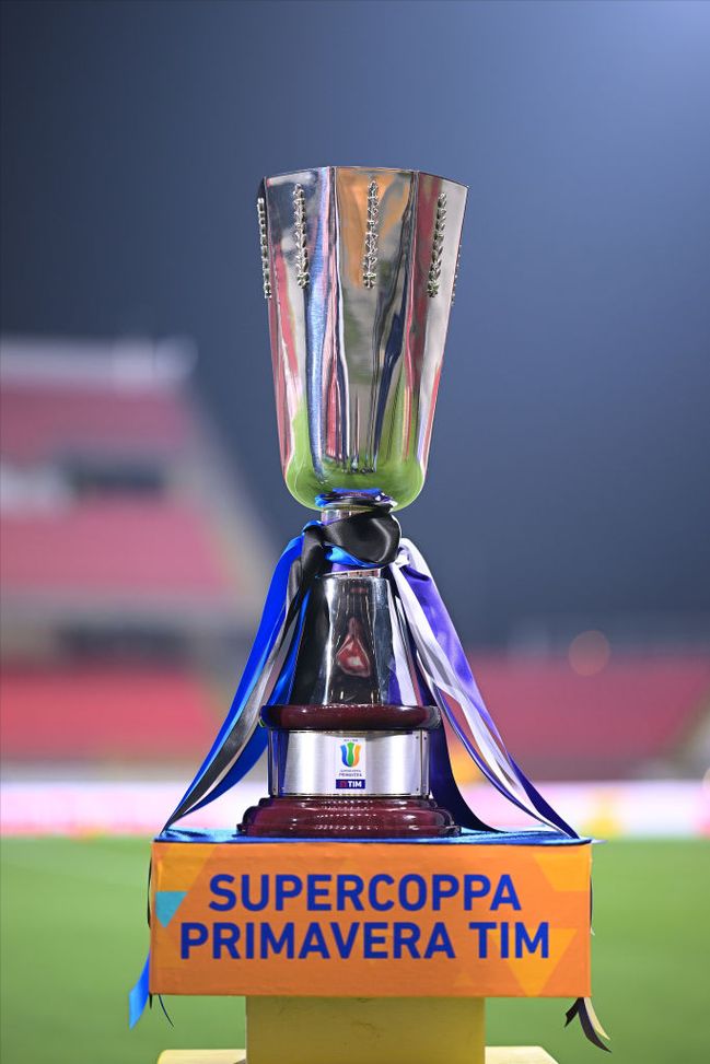 MONZA, ITALY - JANUARY 25: The trophy before the Supercoppa Primavera match between FC Internazionale U19 and ACF Fiorentina U19 at Stadio Brianteo on January 25, 2023 in Monza, Italy. (Photo by Mattia Ozbot - Inter/Inter via Getty Images) La gioia di Amatucci: “Siamo una grande squadra! Il lavoro paga, ora lo scudetto”- immagine 2