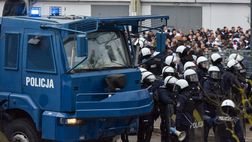 Il Widzew vince il primo derby polacco del 21′ secolo: tra poliziotti e incappucciati…