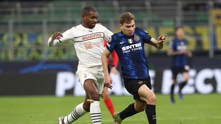 MILAN, ITALY - NOVEMBER 24: Nicolo' Barella (R) of FC Internazionale battles for possession with Marlon (L) of Shakhtar Donetsk during the UEFA Champions League group D match between FC Internazionale and Shakhtar Donetsk at Giuseppe Meazza Stadium on November 24, 2021 in Milan, Italy. (Photo by Marco Luzzani/Getty Images)