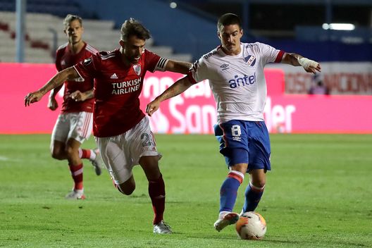 MONTEVIDEO, URUGUAY - DECEMBER 17: Gabriel Neves of Nacional competes for the ball with Leonardo Ponzio of River Plate during a quarter final second leg match between Nacional and River Plate as part of Copa CONMEBOL Libertadores 2020 at Gran Parque Central on December 17, 2020 in Montevideo, Uruguay. (Photo by Raul Martínez-Pool/Getty Images) MONTEVIDEO, URUGUAY - DECEMBER 17: Gabriel Neves of Nacional competes for the ball with Leonardo Ponzio of River Plate during a quarter final second leg match between Nacional and River Plate as part of Copa CONMEBOL Libertadores 2020 at Gran Parque Central on December 17, 2020 in Montevideo, Uruguay. (Photo by Raul Martínez-Pool/Getty Images)