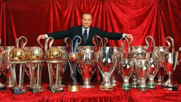 Silvio Berlusconi nella sala trofei del Milan (credits: gazzetta.it) Silvio Berlusconi nella sala trofei del Milan (credits: gazzetta.it)