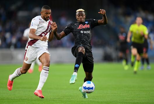 NAPLES, ITALY - OCTOBER 17: Victor Osimhen of SSC Napoli battles for possession with Bremer of Torino FC during the Serie A match between SSC Napoli and Torino FC at Stadio Diego Armando Maradona on October 17, 2021 in Naples, Italy. (Photo by Francesco Pecoraro/Getty Images)