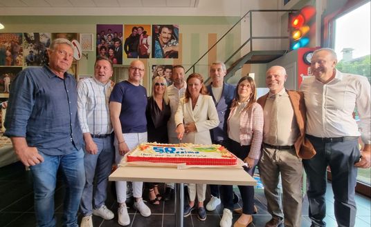 Motori in Piazzola, la torta Motori in Piazzola, sfilata di auto e moto all’insegna della beneficenza- immagine 2