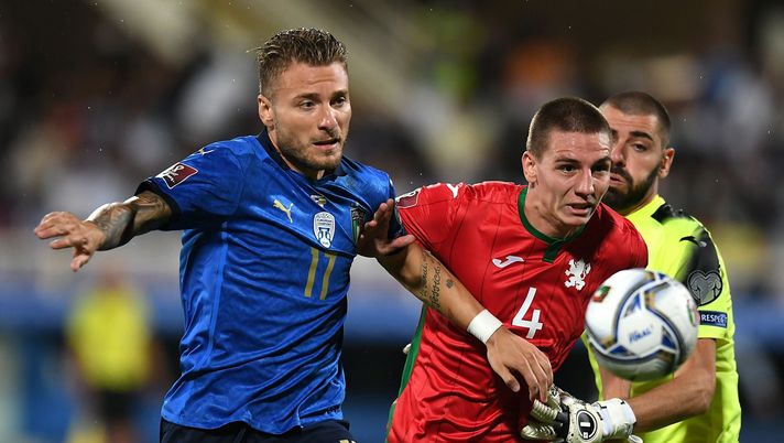 FLORENCE, ITALY - SEPTEMBER 02: Ciro Immobile of Italy competes for the ball with Valentin Antov of Bulgaria during the 2022 FIFA World Cup Qualifier match between Italy and Bulgaria at Artemio Franchi on September 02, 2021 in Florence, . (Photo by Alessandro Sabattini/Getty Images) Mancini: “Con Immobile tutto ok. Serve più amore per le Nazionali” - immagine 1