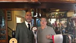 Regno Unito e riaperture: l’uomo-derby Cantona fa visita al pub di Manchester dei “suoi tempi”