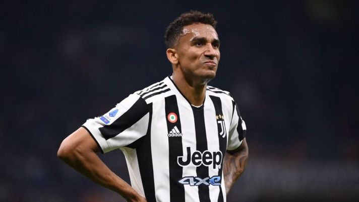 Juventus' Brazilian defender Danilo reacts during the Italian Serie A football match between Inter and Juventus on October 24, 2021 at the Giuseppe-Meazza (San Siro) stadium in Milan. (Photo by Marco BERTORELLO / AFP) (Photo by MARCO BERTORELLO/AFP via Getty Images) Juventus, Danilo non è al meglio: cosa filtra sulle sue condizioni verso il Sassuolo - immagine 1