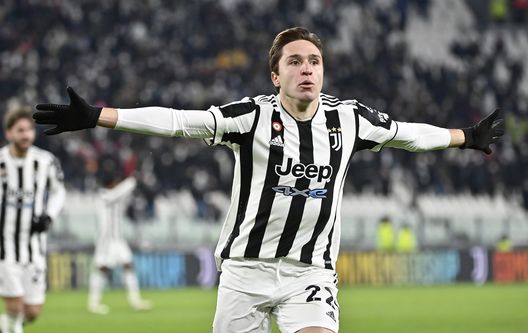TURIN, ITALY - JANUARY 06: Federico Chiesa of Juventus celebrates scoring their teams first goal to make it 1-1 during the Serie A match between Juventus and SSC Napoli at Allianz Stadium on January 06, 2022 in Turin, Italy. (Photo by Stefano Guidi/Getty Images) Consigli Fantacalcio, 5 centrocampisti per la 2a giornata: Chiesa e Felipe Anderson da bonus- immagine 2