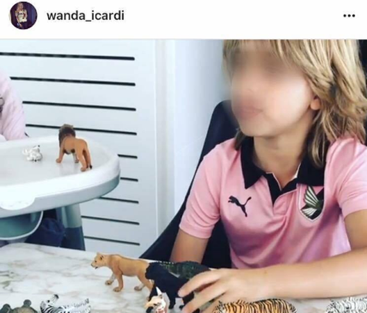 Figlio di Maxi Lopez e Wanda Nara con la maglia del Palermo Figlio di Maxi Lopez e Wanda Nara con la maglia del Palermo