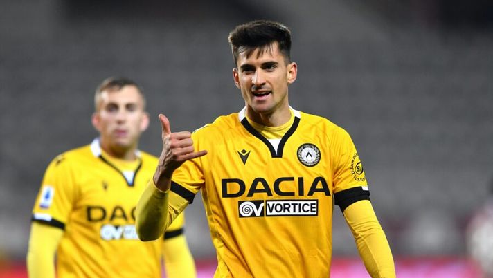 TURIN, ITALY - DECEMBER 12: Ignacio Pussetto of Udinese Calcio celebrates after scoring their team's first goal during the Serie A match between Torino FC and Udinese Calcio at Stadio Olimpico di Torino on December 12, 2020 in Turin, Italy. Sporting stadiums around Italy remain under strict restrictions due to the Coronavirus Pandemic as Government social distancing laws prohibit fans inside venues resulting in games being played behind closed doors. (Photo by Valerio Pennicino/Getty Images) Low cost per l’asta del fantacalcio: ecco sette attaccanti titolari a prezzi bassi - immagine 1