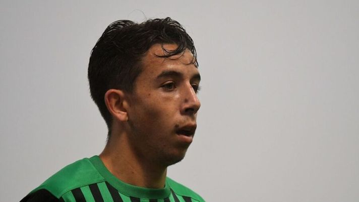 REGGIO NELL'EMILIA, ITALY - OCTOBER 23: Maxime Lopez of US Sassuolo looks on during the Serie A match between US Sassuolo and Torino FC at Mapei Stadium - Città del Tricolore on October 23, 2020 in Reggio nell'Emilia, Italy. (Photo by Alessandro Sabattini/Getty Images) Sassuolo, dalle scelte in difesa a Lopez e Djuricic: la formazione anti-Napoli - immagine 1