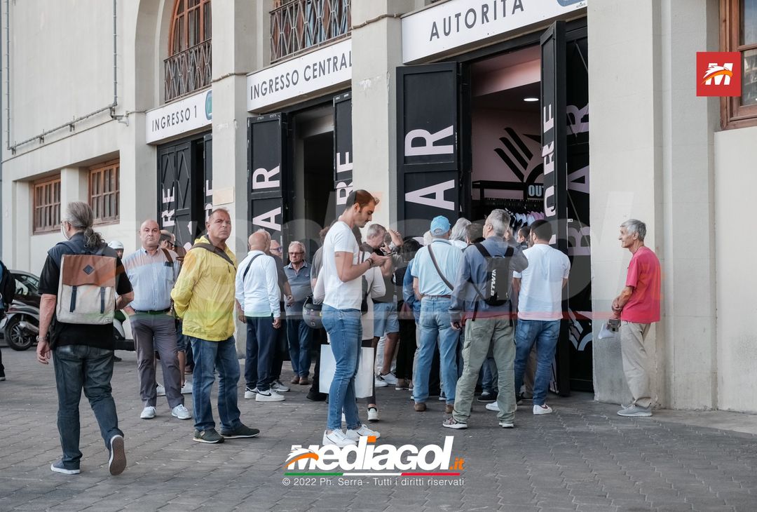 FOTO Palermo, code al Barbera per i cappellini omaggio agli abbonati (Gallery) - immagine 3