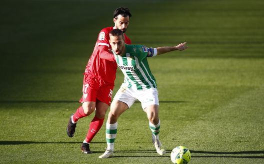SEVILLE, SPAIN - JANUARY 02: Sergio Canales of Real Betis holds off Suso of Sevilla during the La Liga Santander match between Real Betis and Sevilla FC at Estadio Benito Villamarin on January 02, 2021 in Seville, Spain. Sporting stadiums around Spain remain under strict restrictions due to the Coronavirus Pandemic as Government social distancing laws prohibit fans inside venues resulting in games being played behind closed doors. (Photo by Fran Santiago/Getty Images) SEVILLE, SPAIN - JANUARY 02: Sergio Canales of Real Betis holds off Suso of Sevilla during the La Liga Santander match between Real Betis and Sevilla FC at Estadio Benito Villamarin on January 02, 2021 in Seville, Spain. Sporting stadiums around Spain remain under strict restrictions due to the Coronavirus Pandemic as Government social distancing laws prohibit fans inside venues resulting in games being played behind closed doors. (Photo by Fran Santiago/Getty Images)