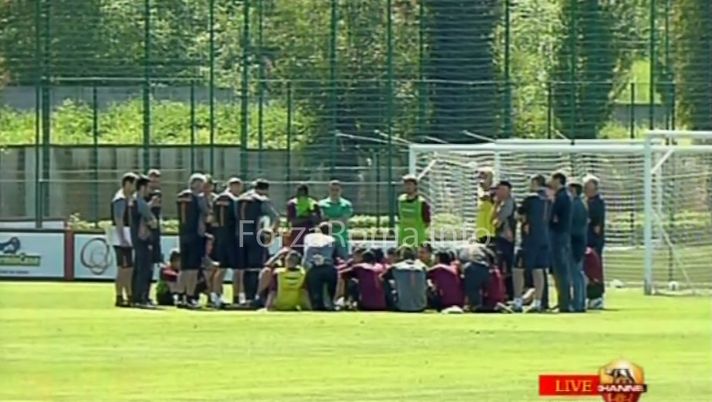 Trigoria, Luis Enrique a fine allenamento raduna staff e giocatori. Saluti d'addio? (FOTO e VIDEO) - immagine 1