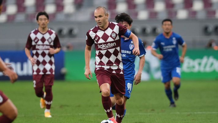 DOHA, QATAR - DECEMBER 04: Andres Iniesta of Vissel Kobe on the ball during the AFC Champions League Group G match between Vissel Kobe and Suwon Samsung BlueWings at the Khalifa International Stadium on December 04, 2020 in Doha, Qatar. (Photo by Simon Holmes/Getty Images) 
