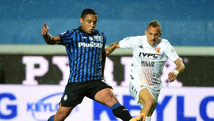 BERGAMO, ITALY - MAY 12: Luis Muriel of Atalanta B.C. scores their side's first goal whilst under pressure from Riccardo Improta of Benevento Calcio during the Serie A match between Atalanta BC and Benevento Calcio at Gewiss Stadium on May 12, 2021 in Bergamo, Italy. Sporting stadiums around Italy remain under strict restrictions due to the Coronavirus Pandemic as Government social distancing laws prohibit fans inside venues resulting in games being played behind closed doors. (Photo by Pier Marco Tacca/Getty Images) BERGAMO, ITALY - MAY 12: Luis Muriel of Atalanta B.C. scores their side's first goal whilst under pressure from Riccardo Improta of Benevento Calcio during the Serie A match between Atalanta BC and Benevento Calcio at Gewiss Stadium on May 12, 2021 in Bergamo, Italy. Sporting stadiums around Italy remain under strict restrictions due to the Coronavirus Pandemic as Government social distancing laws prohibit fans inside venues resulting in games being played behind closed doors. (Photo by Pier Marco Tacca/Getty Images)