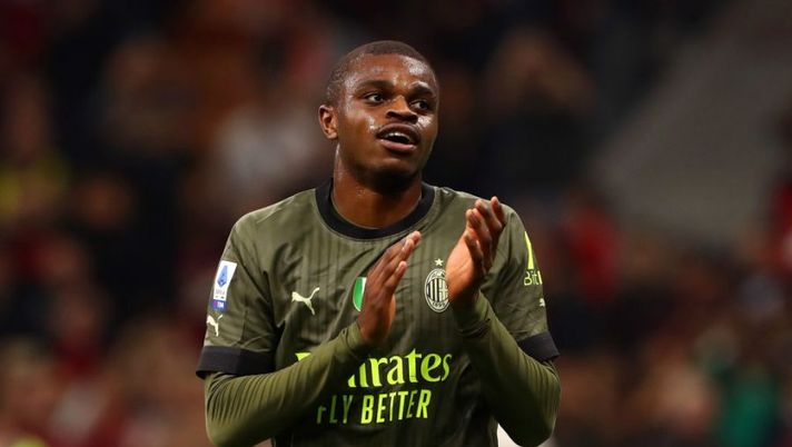 MILAN, ITALY - OCTOBER 22: Pierre Kalulu of AC Milan applauds the fans after their sides victory during the Serie A match between AC Milan and AC Monza at Stadio Giuseppe Meazza on October 22, 2022 in Milan, Italy. (Photo by Marco Luzzani/Getty Images) Milan in ansia per Kalulu, Gazzetta: “Previsti per oggi gli esami al polpaccio” - immagine 1